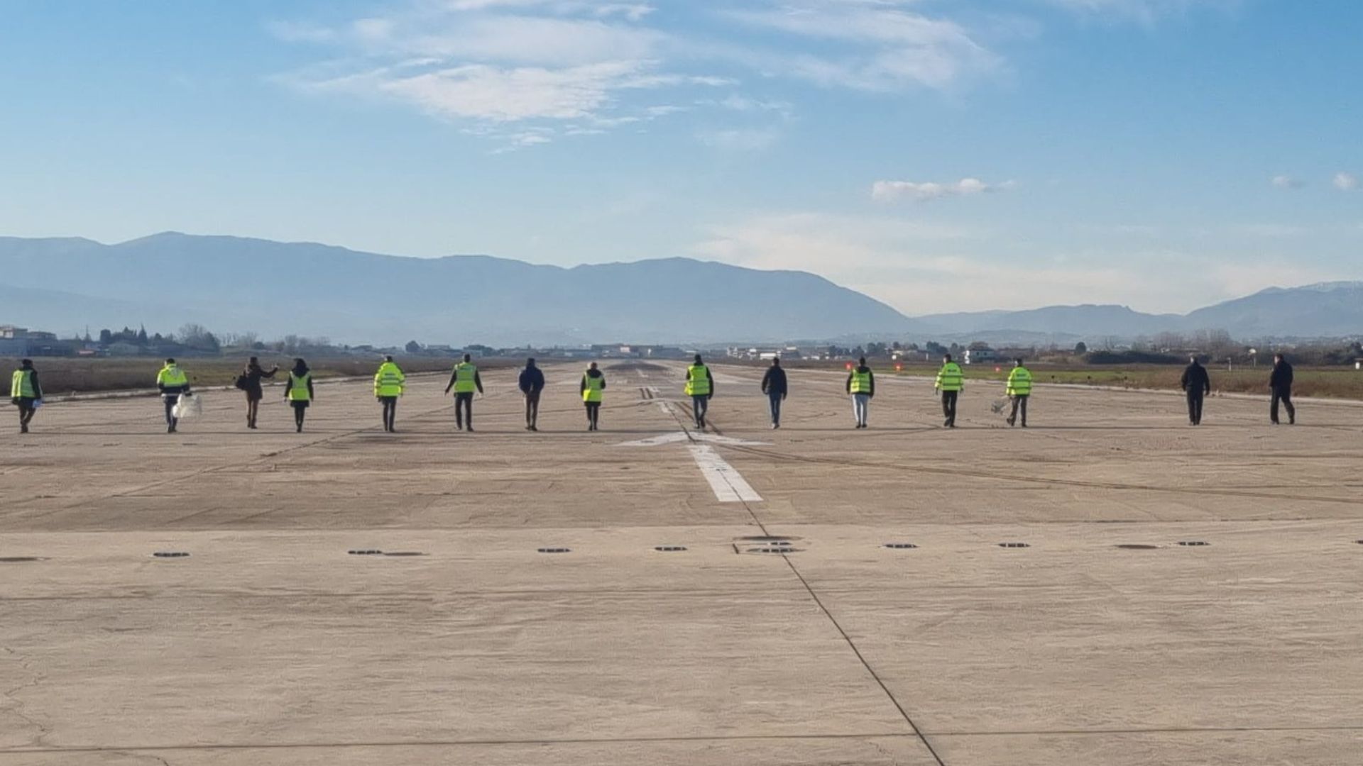 Il team di Abruzzo Airport sensibilizza la raccolta di detriti sulla pista