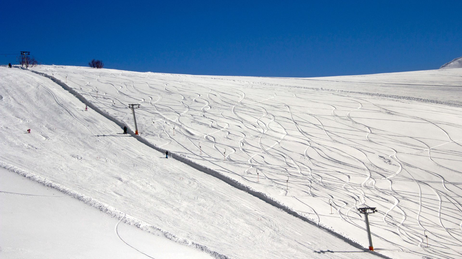 Stanno per riaprire gli impianti sciistici abruzzesi, nonostante la neve mancata