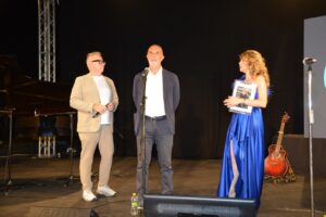 concerto di solidarietà le amiche e il pianista al porto turistico di Pescara