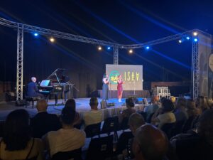 concerto di solidarietà le amiche e il pianista al porto turistico di Pescara