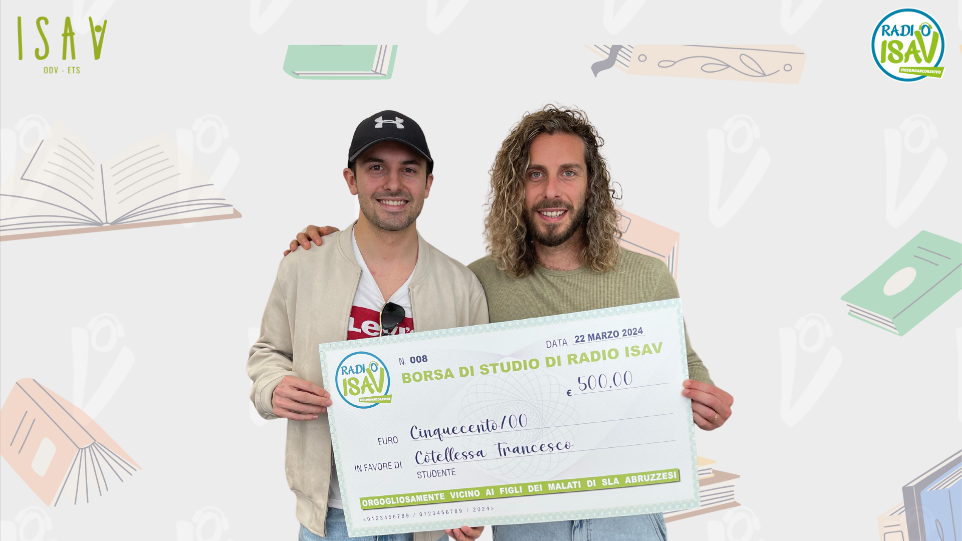 Francesco Cotellessa riceve la borsa di studio di Radio ISAV, nella foto è insieme a Lorenzo D'Andrea