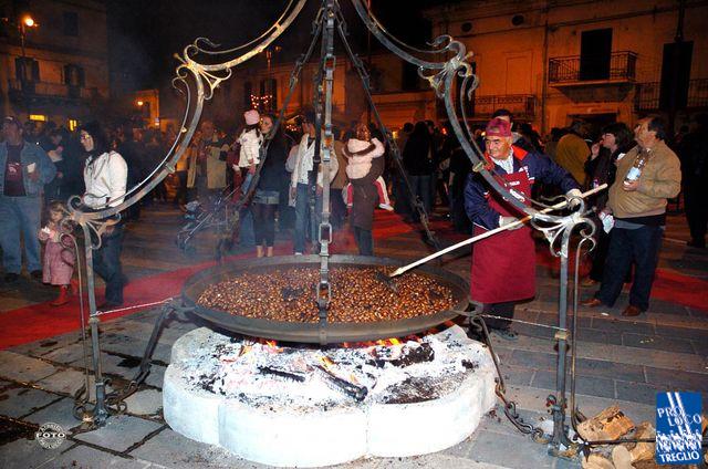 Scorcio del borgo di Treglio durante l'evento Borgo Rurale 2024, con stand enogastronomici di castagne e vino novello, musica dal vivo e frantoi tradizionali.